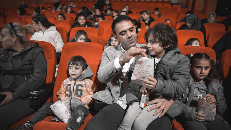 Altunok’tan Depremzede Çocuklarla Sinemada buluştu 