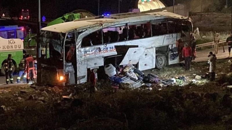 Aydıncık'ta otobüs devrildi,  9 Ölü 30 yaralı var