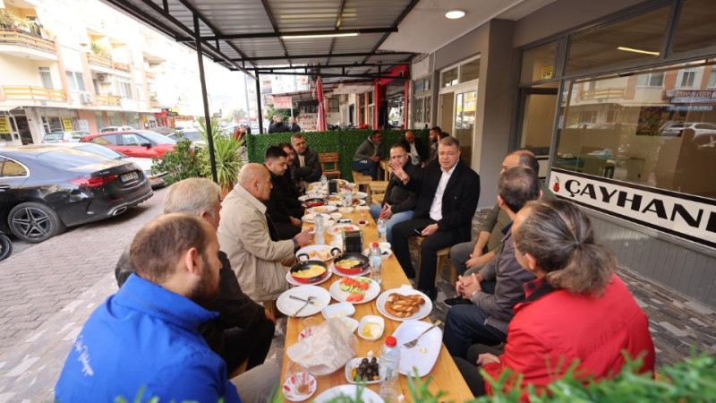 BAŞKAN TURGUT, ÖZCAN SEYHAN CADDESİ’NDE ESNAF İLE KAHVALTIDA BİR ARAYA GELDİ 