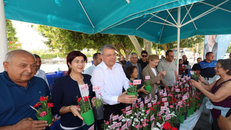 SİLİFKE BELEDİYESİ ANNELER GÜNÜ’NDE ÇİÇEK DAĞITTI