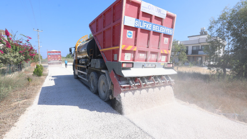 Silifke Belediyesi’nden Arkum Mahallesine Soğuk Asfalt Çalışması